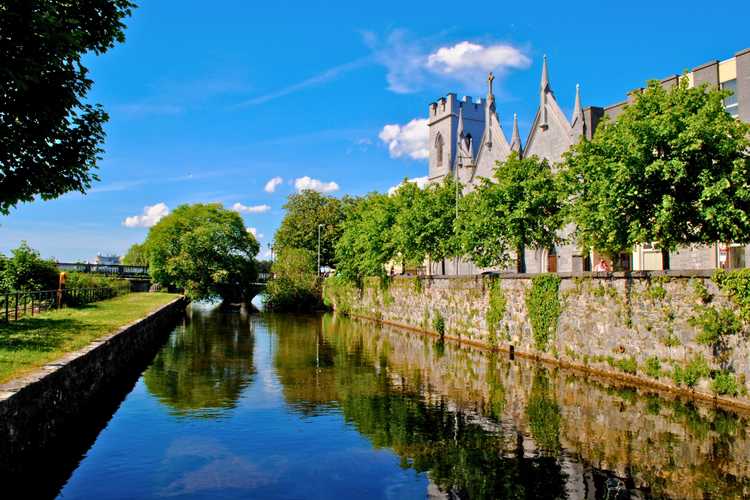 Discover Galway with official hop-on hop-off bus tours – Flexible routes, iconic monuments, and panoramic city views 2026